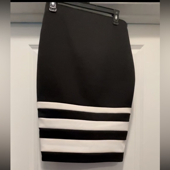 APT.9 Black/White Pencil Skirt 
Seam2seam:
Hem-16 inch
Waist-15 inch
Hip 19 inch - Picture 6 of 6